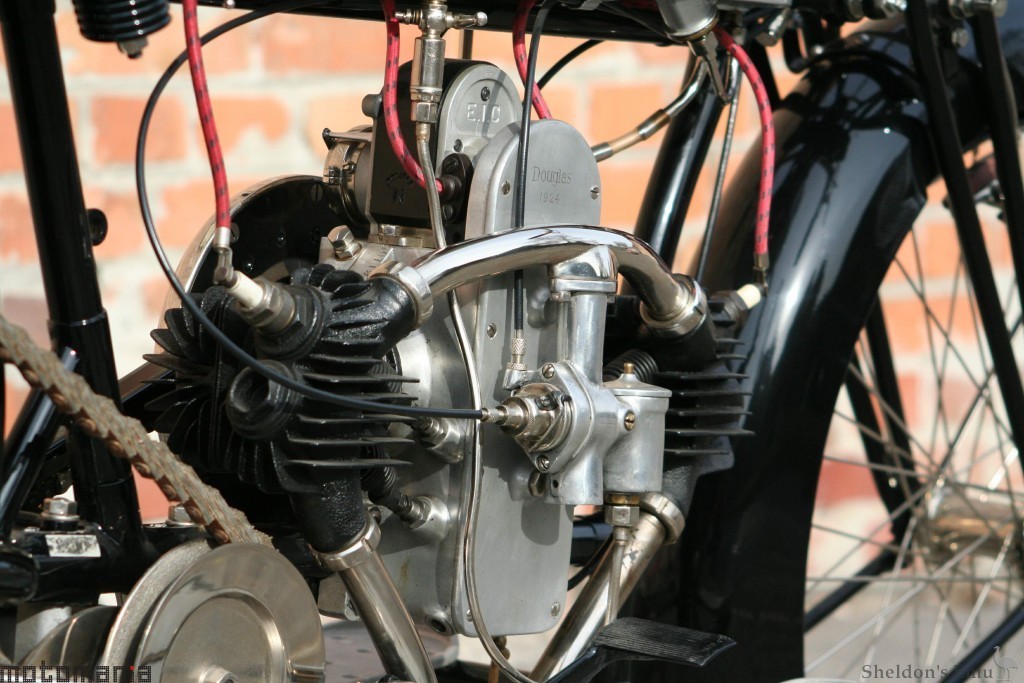 Douglas-1924-350cc-Motomania-4.jpg