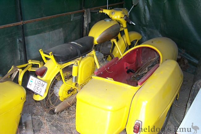 Jawa-Outfit-with-Trailer-Yellow.jpg