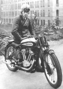 Gunnar Kalen posing in 1934 on his 500 HVA (Doc.Mar Boniface / MR)
